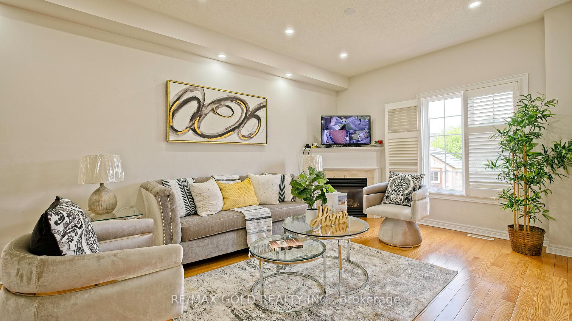 Photo 10 of 20 Tatra Crescent, Brampton, Bram West — HOMEH