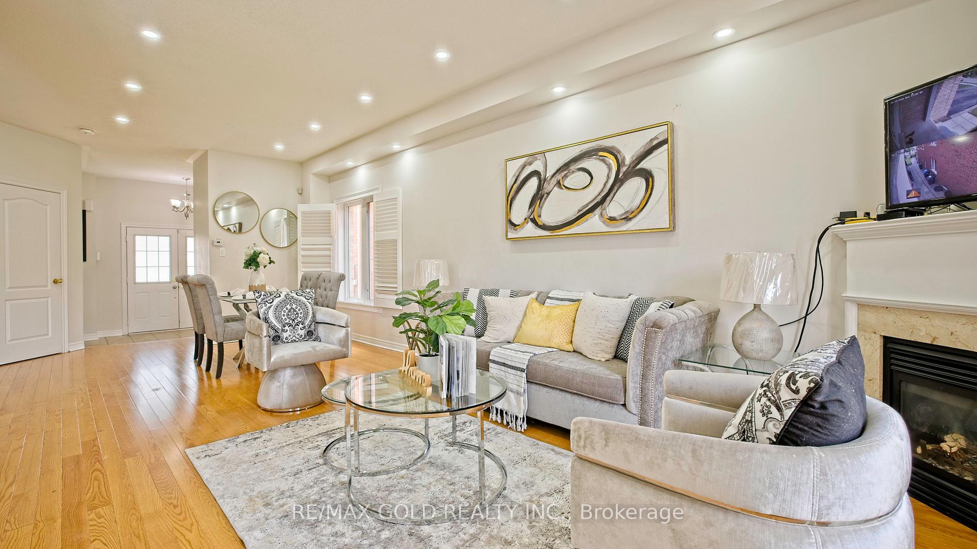 Photo 11 of 20 Tatra Crescent, Brampton, Bram West — HOMEH