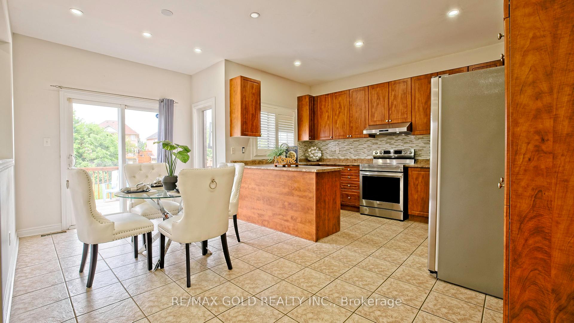 Photo 12 of 20 Tatra Crescent, Brampton, Bram West — HOMEH
