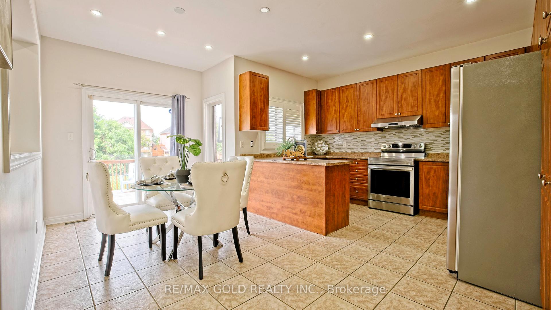 Photo 13 of 20 Tatra Crescent, Brampton, Bram West — HOMEH