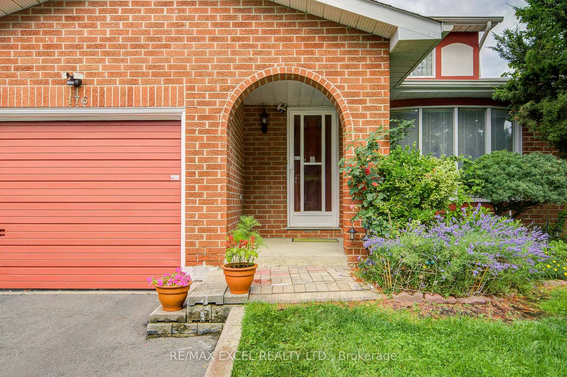 Photo 3 of 176 Goldhawk Trail, Scarborough, Milliken — HOMEH