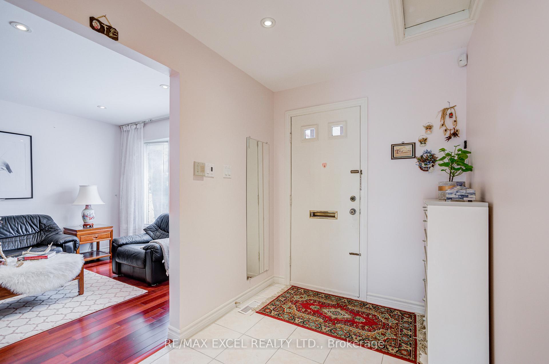 Photo 5 of 176 Goldhawk Trail, Scarborough, Milliken — HOMEH