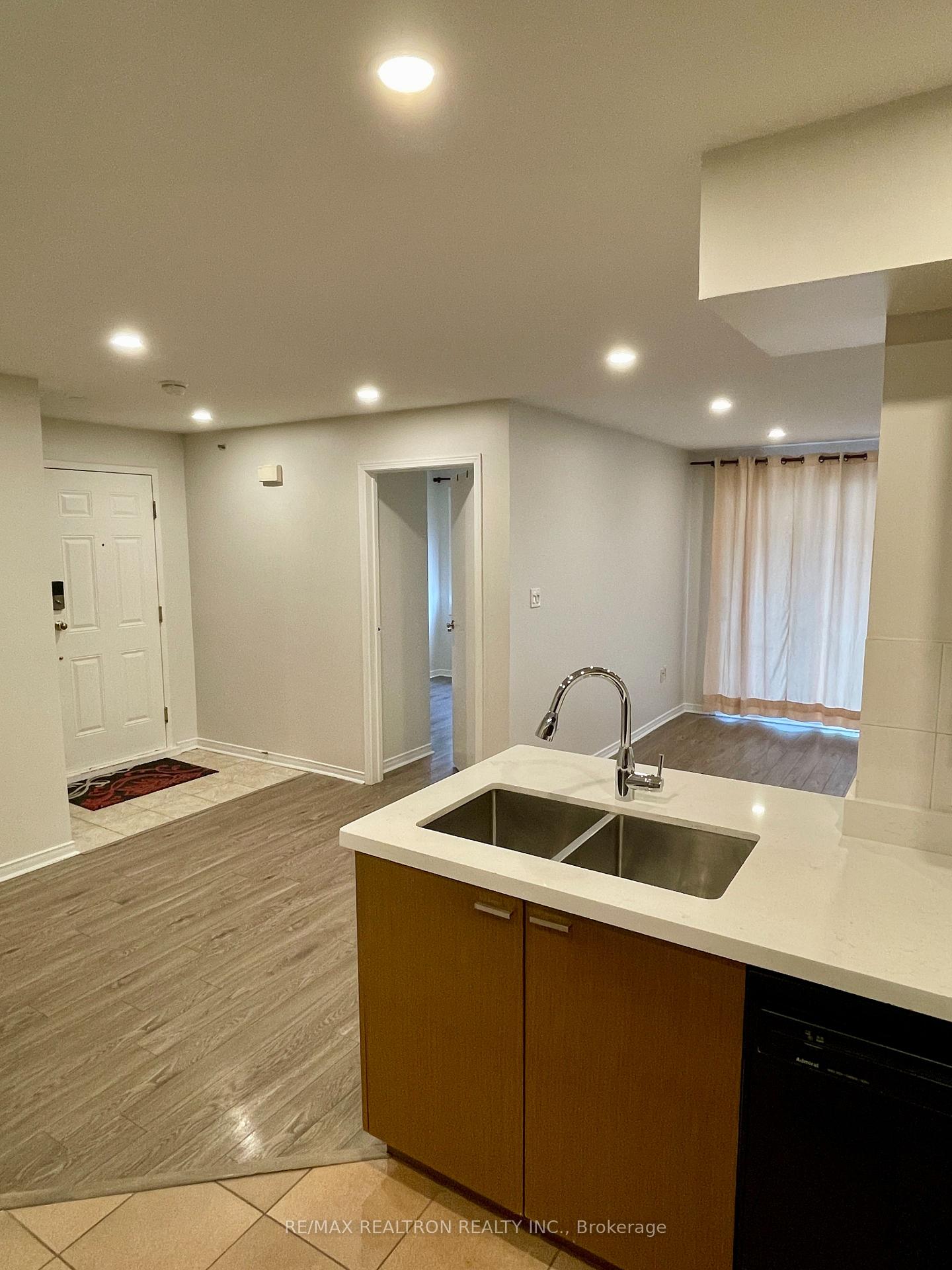 Photo 6 of Unit 821, 75 Weldrick Road, Richmond Hill, Observatory — HOMEH