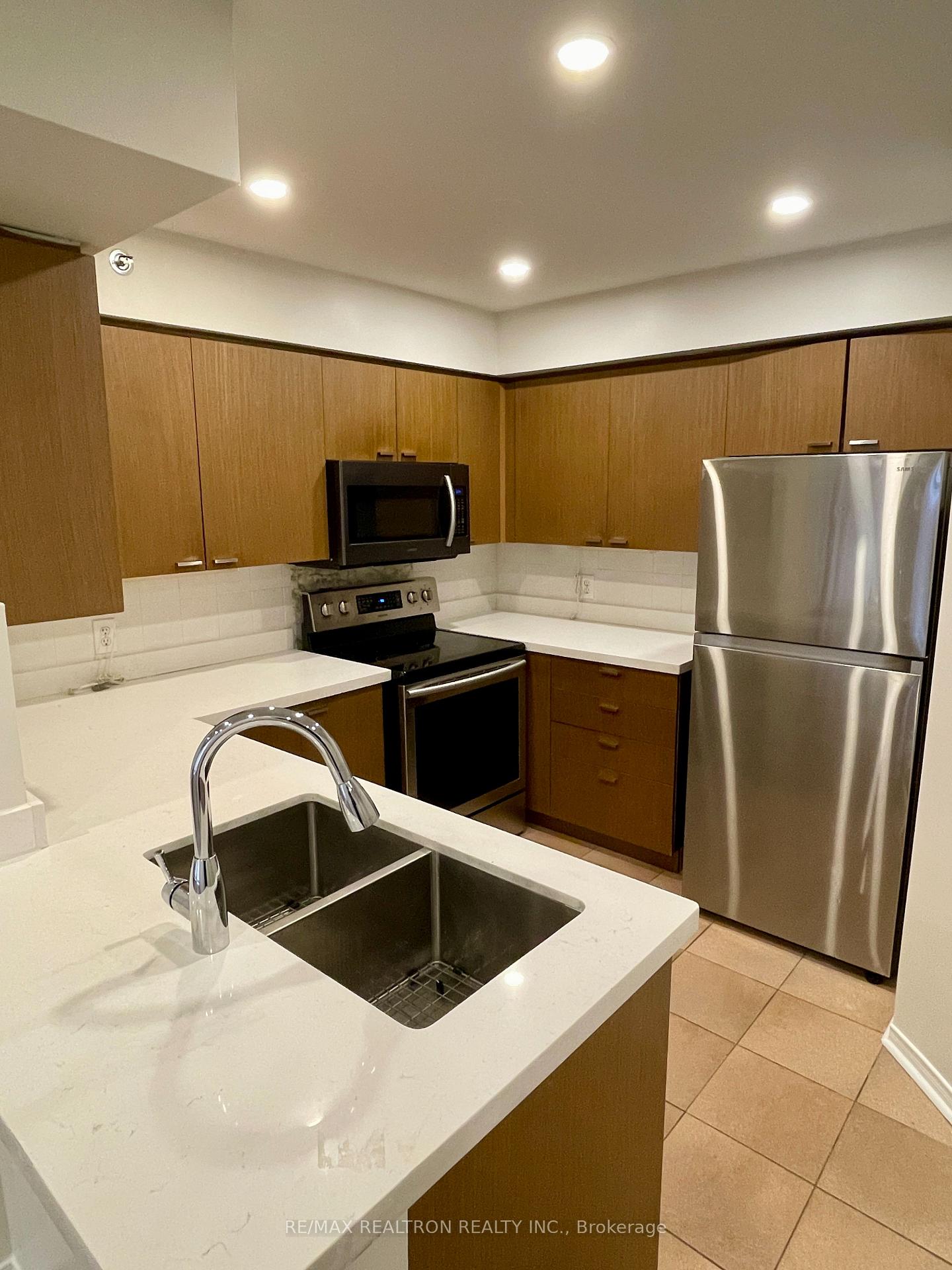 Photo 7 of Unit 821, 75 Weldrick Road, Richmond Hill, Observatory — HOMEH
