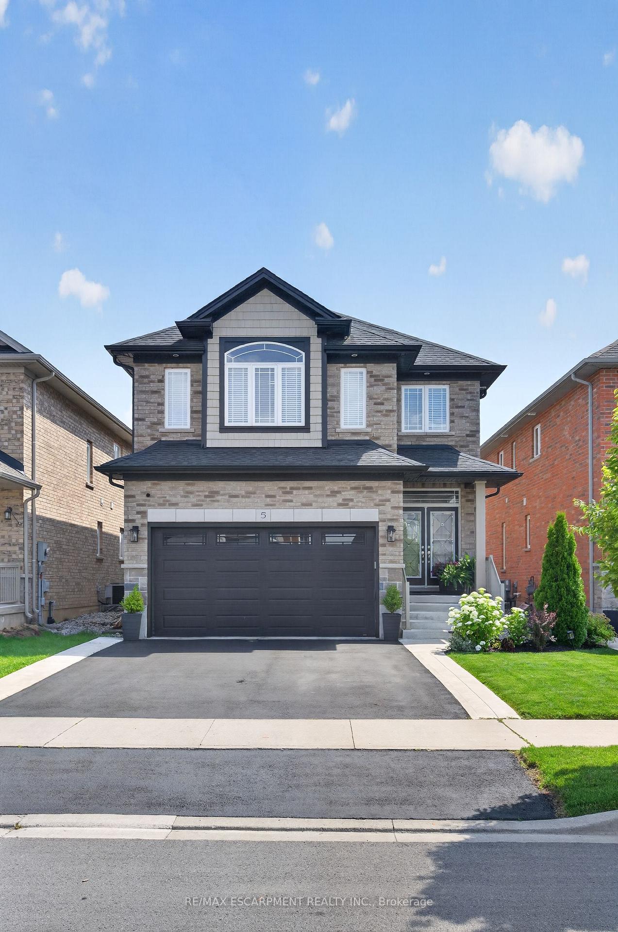 Photo 2 of 5 Narbonne Crescent, Hamilton, Stoney Creek Mountain — HOMEH