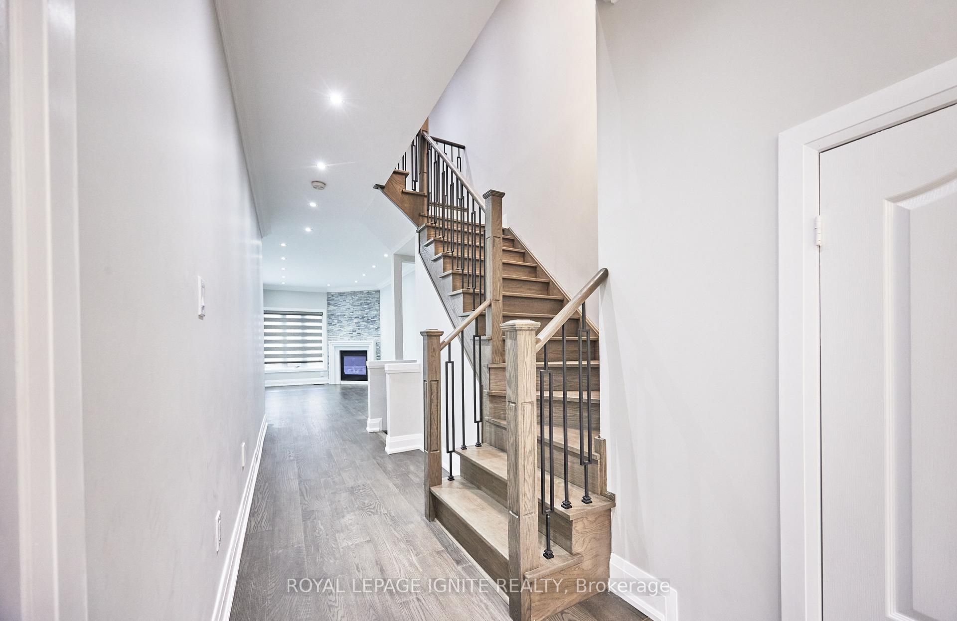 Photo 17 of 95 Dairy Drive E, Scarborough, Clairlea-Birchmount — HOMEH