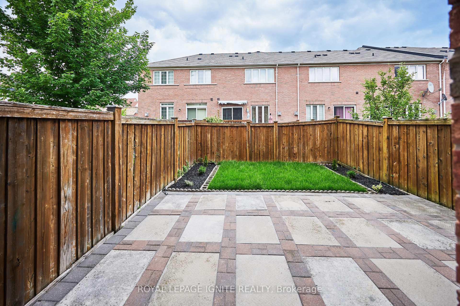Photo 18 of 95 Dairy Drive E, Scarborough, Clairlea-Birchmount — HOMEH