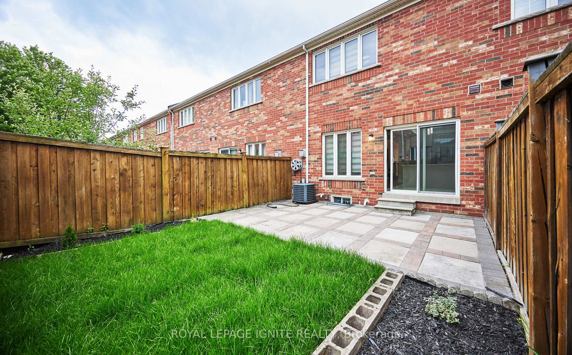 Photo 19 of 95 Dairy Drive E, Scarborough, Clairlea-Birchmount — HOMEH