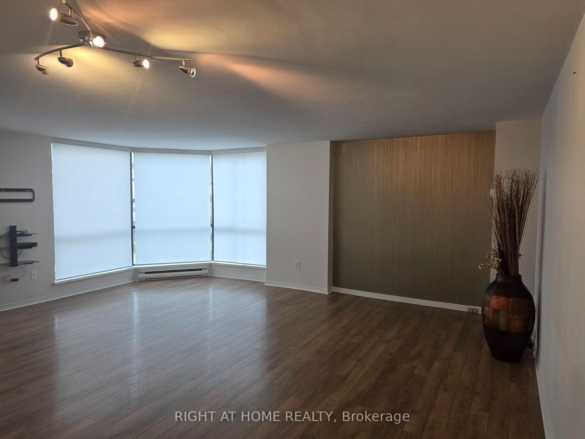 Photo 2 of Unit 909, 280 Simcoe Street E, Toronto, Kensington-Chinatown — HOMEH