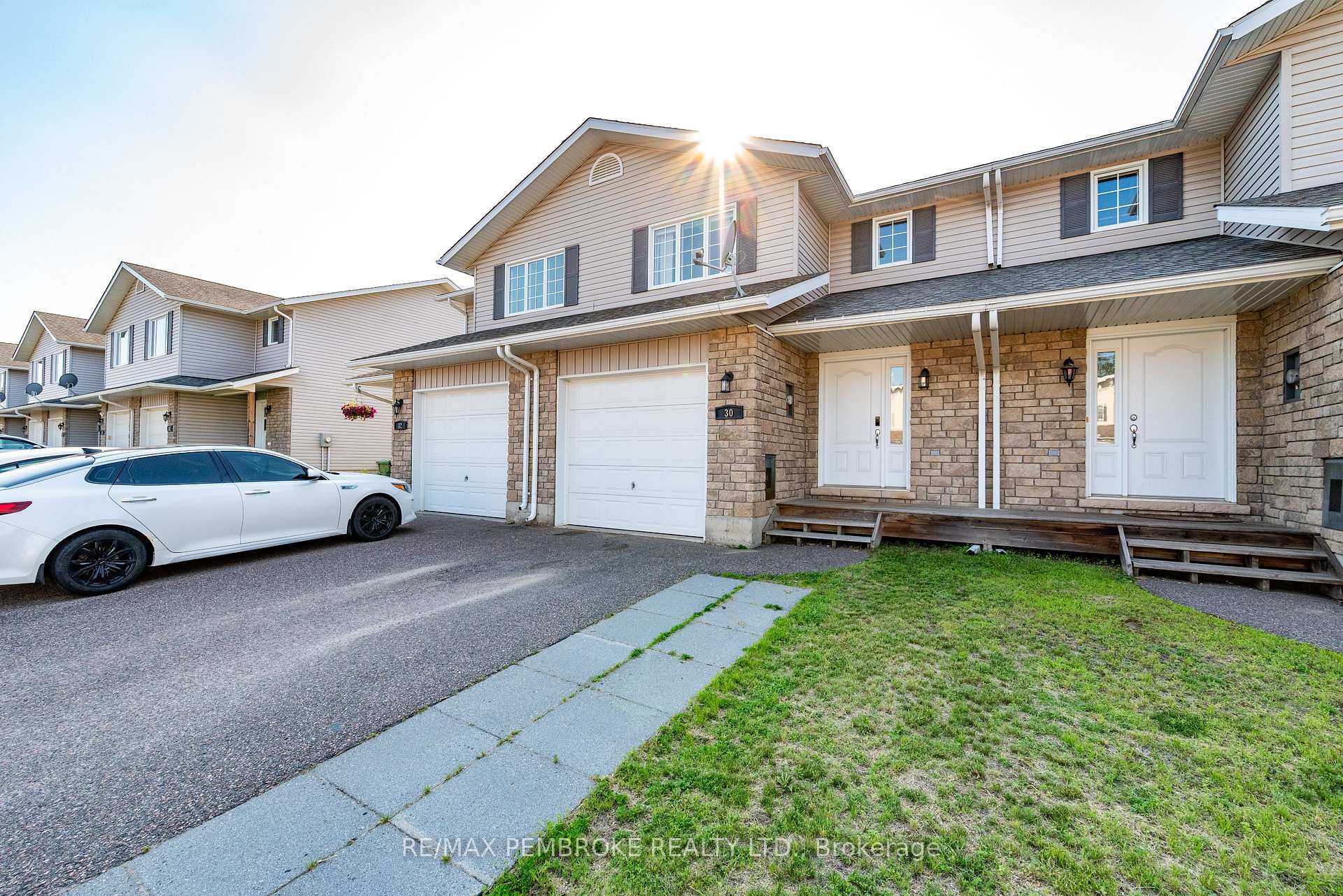 Photo 3 of 30 Winston Avenue, Petawawa, Petawawa — HOMEH