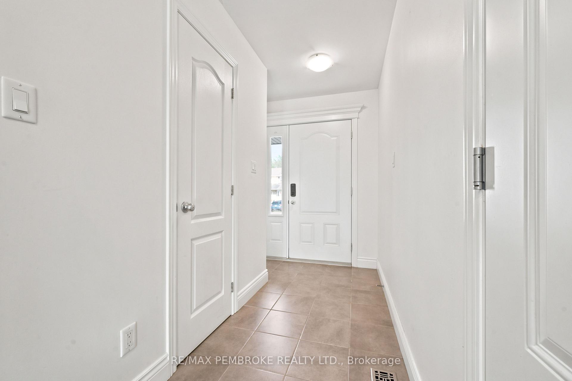 Photo 4 of 30 Winston Avenue, Petawawa, Petawawa — HOMEH