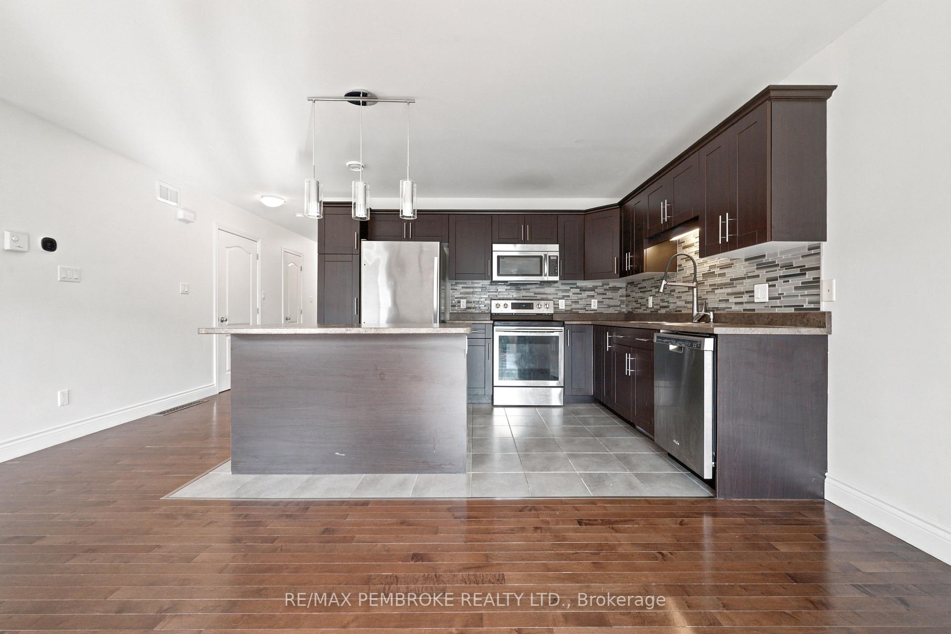 Photo 5 of 30 Winston Avenue, Petawawa, Petawawa — HOMEH