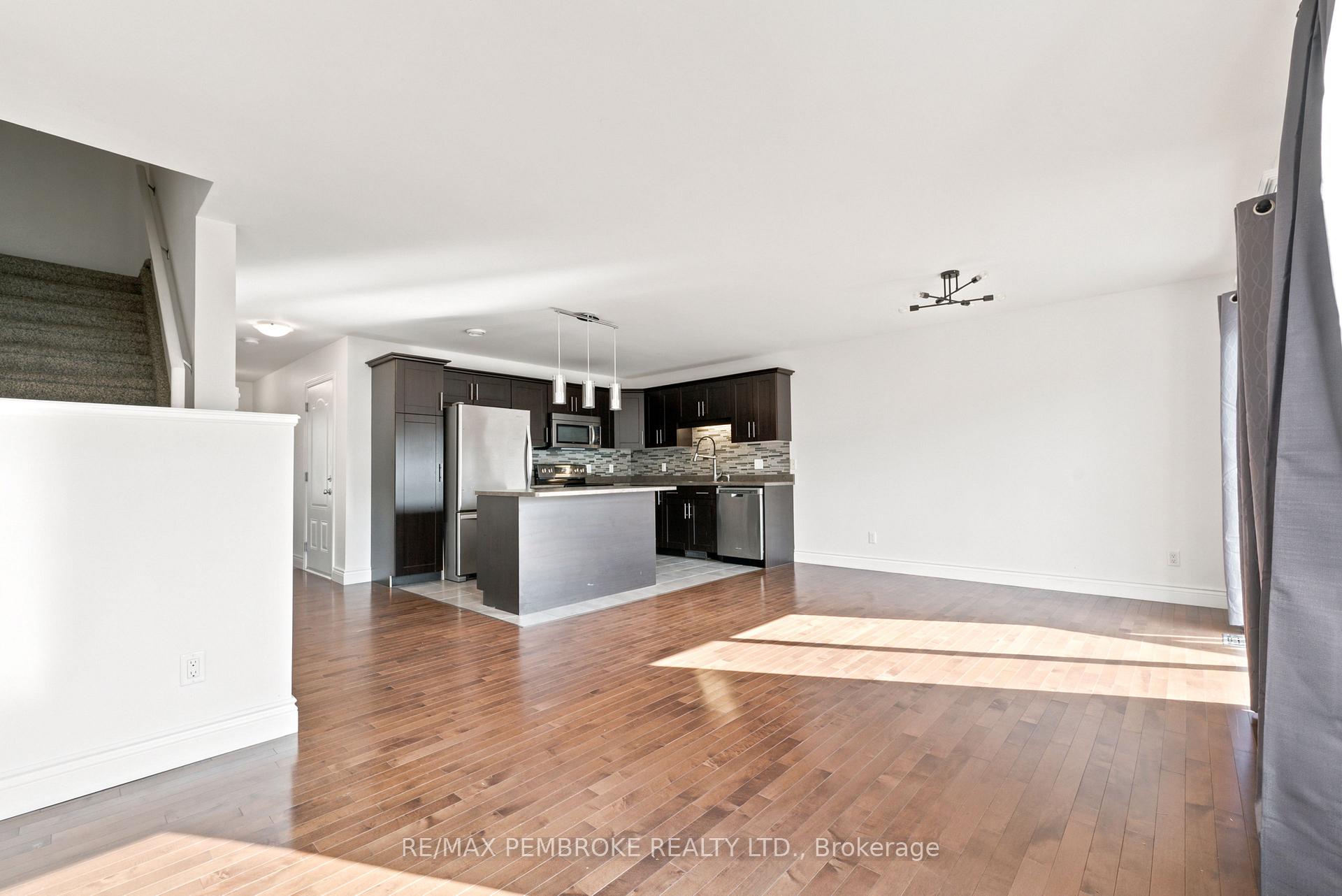 Photo 6 of 30 Winston Avenue, Petawawa, Petawawa — HOMEH