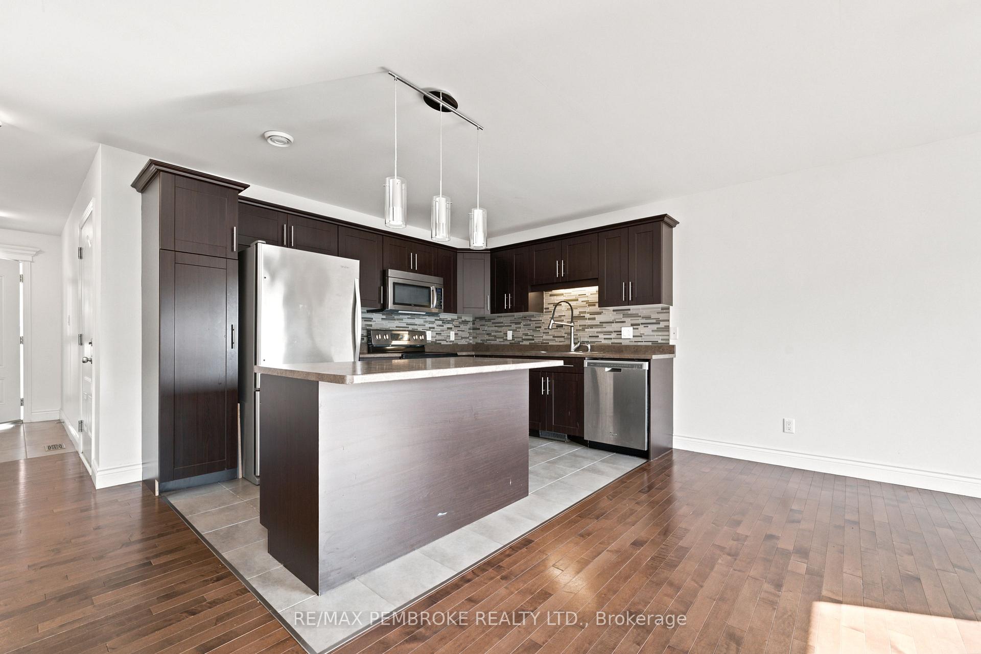 Photo 8 of 30 Winston Avenue, Petawawa, Petawawa — HOMEH