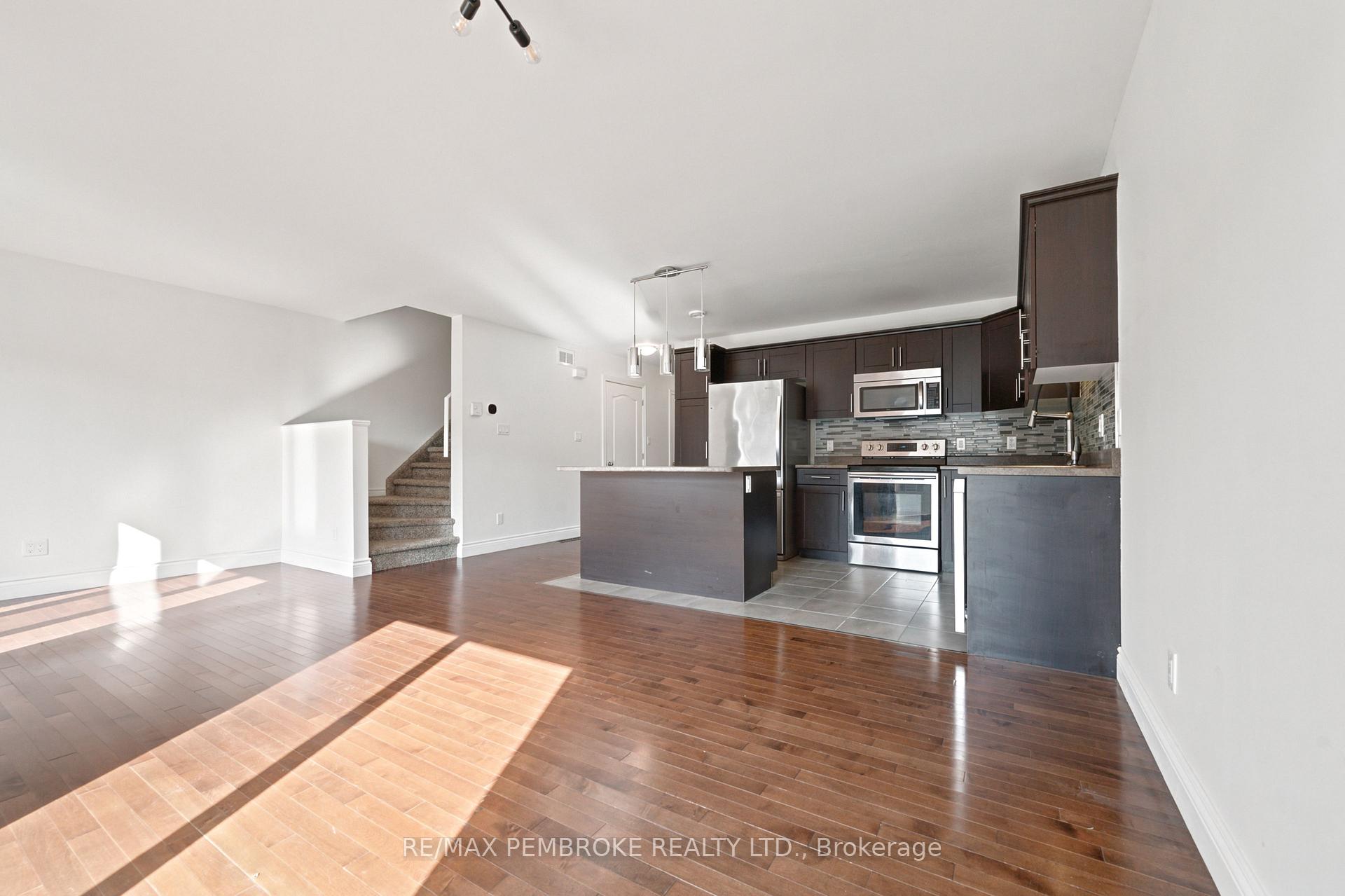 Photo 9 of 30 Winston Avenue, Petawawa, Petawawa — HOMEH