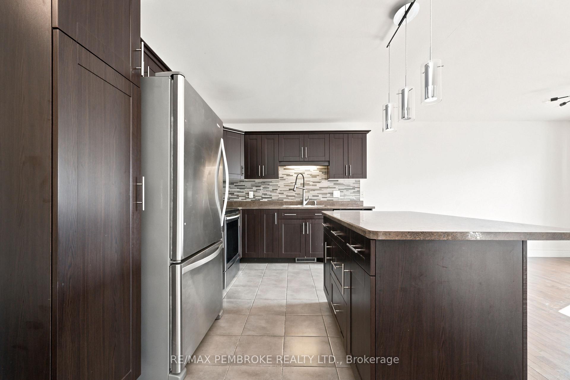 Photo 10 of 30 Winston Avenue, Petawawa, Petawawa — HOMEH