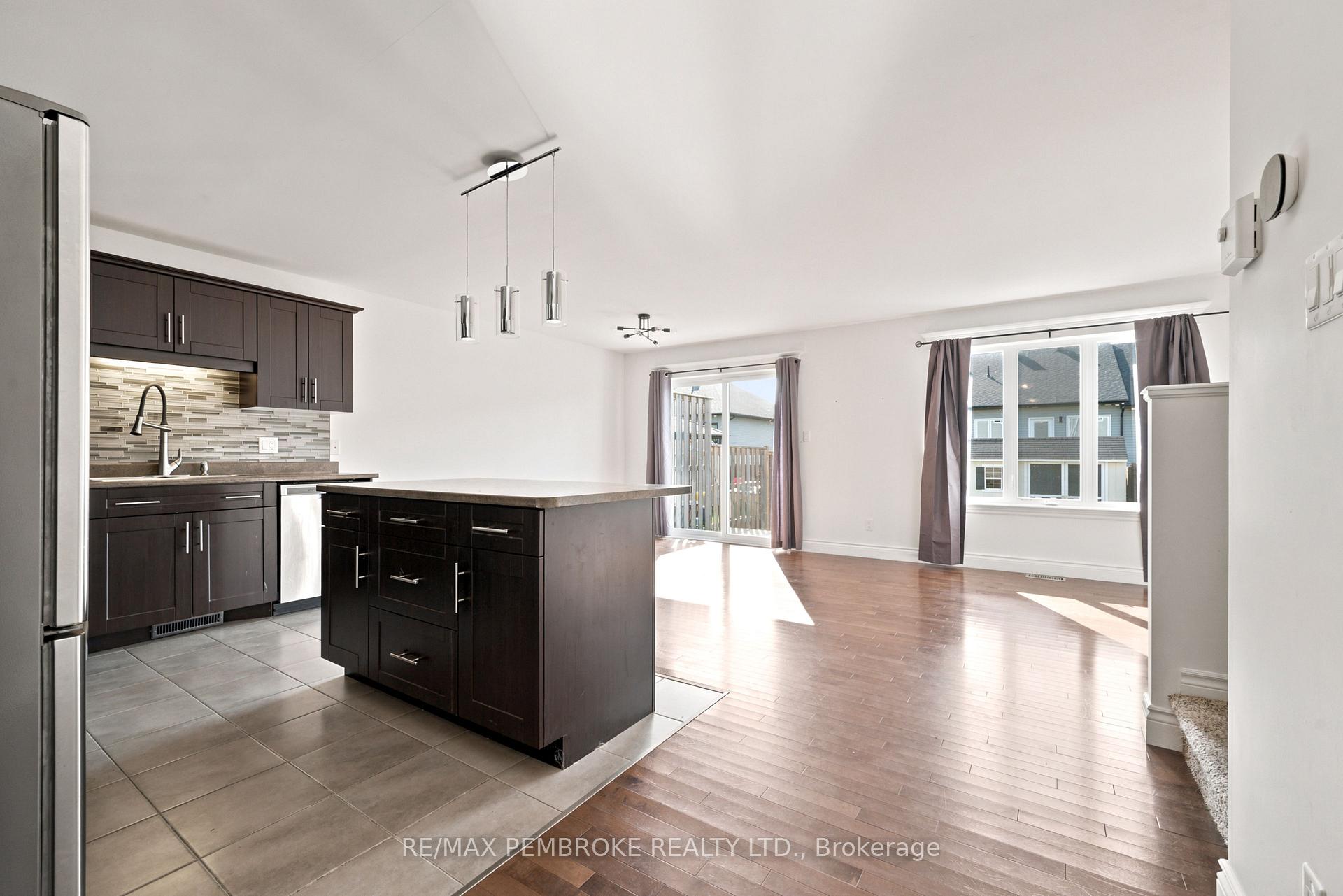 Photo 12 of 30 Winston Avenue, Petawawa, Petawawa — HOMEH