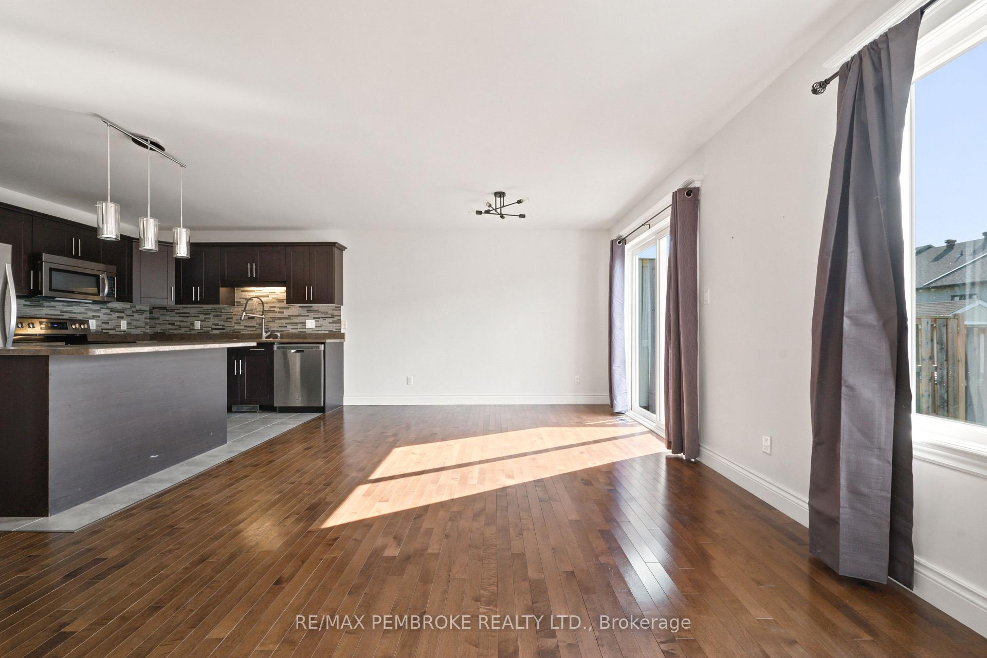 Photo 13 of 30 Winston Avenue, Petawawa, Petawawa — HOMEH