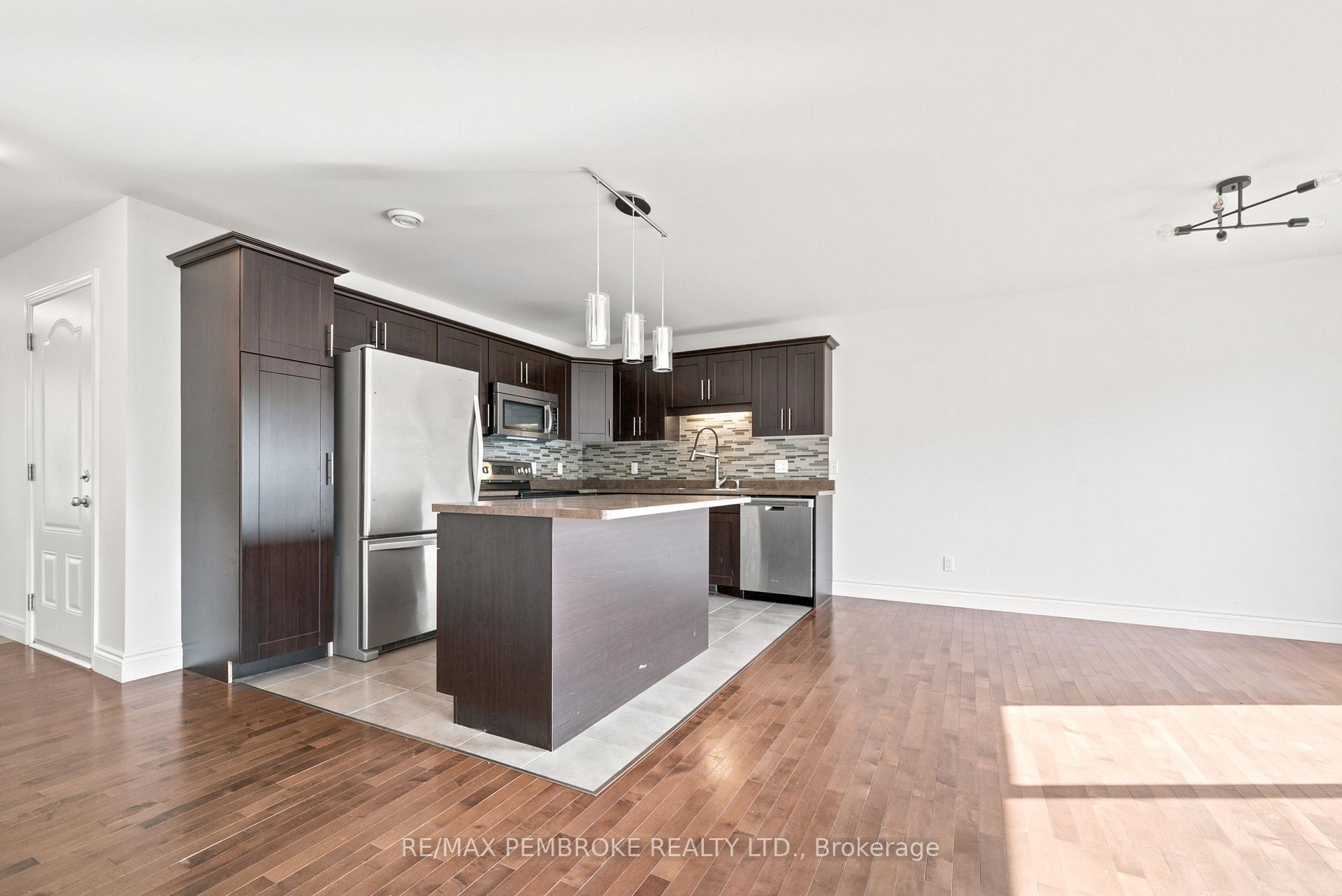 Photo 15 of 30 Winston Avenue, Petawawa, Petawawa — HOMEH