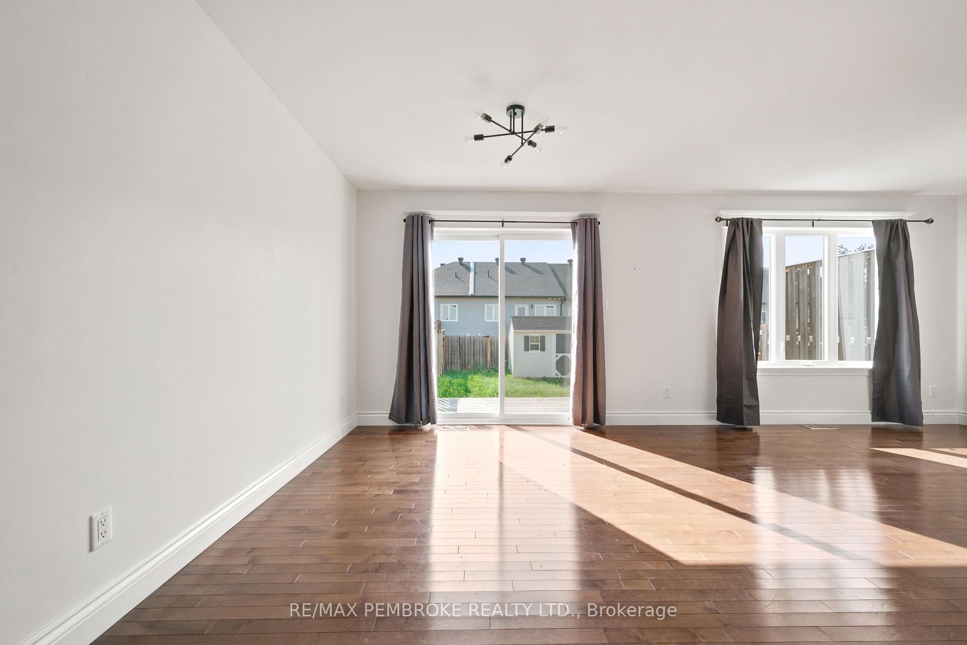Photo 21 of 30 Winston Avenue, Petawawa, Petawawa — HOMEH