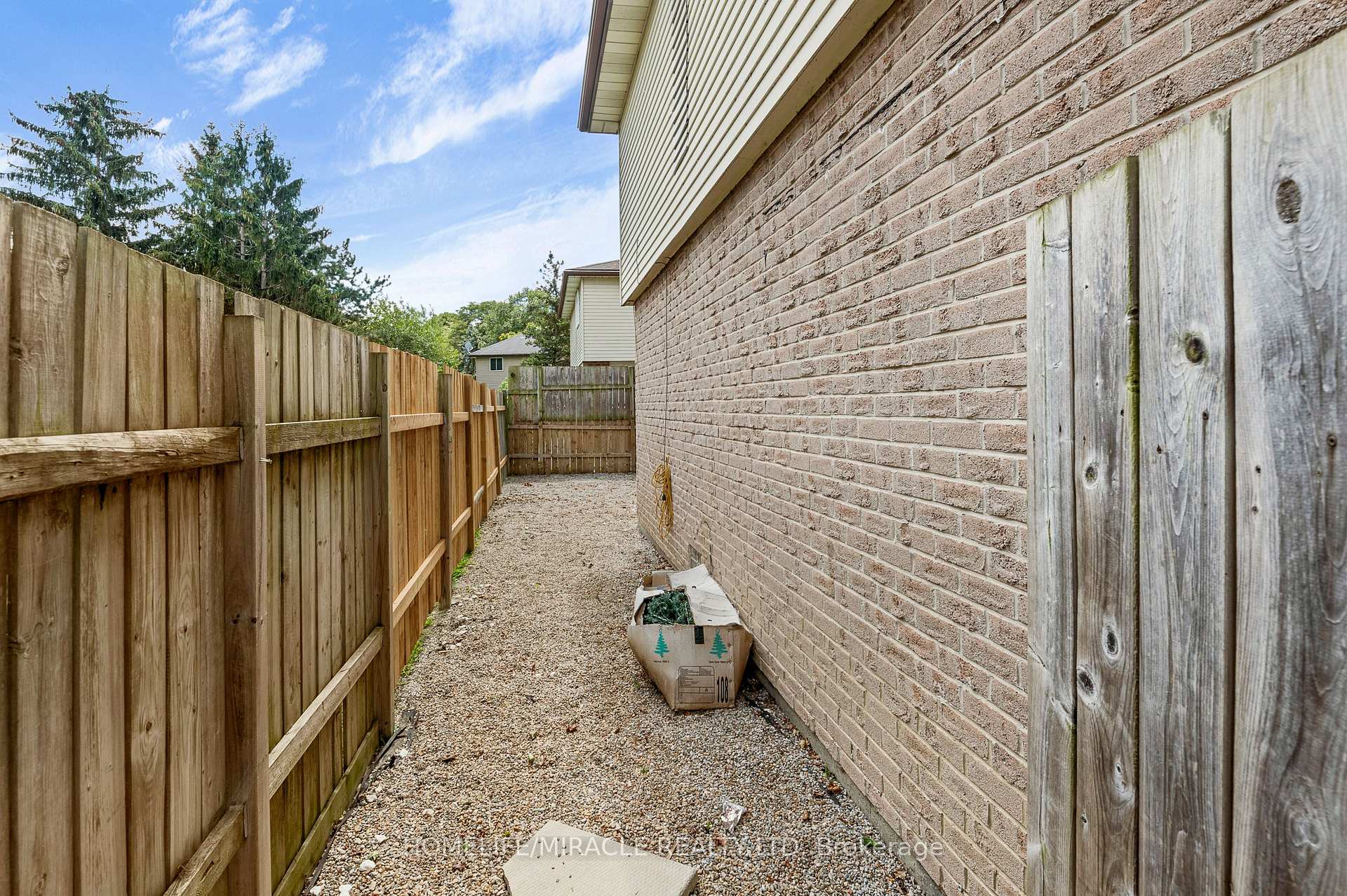Photo 23 of 1180 Heathfield Court, Windsor, Riverside - Windsor — HOMEH