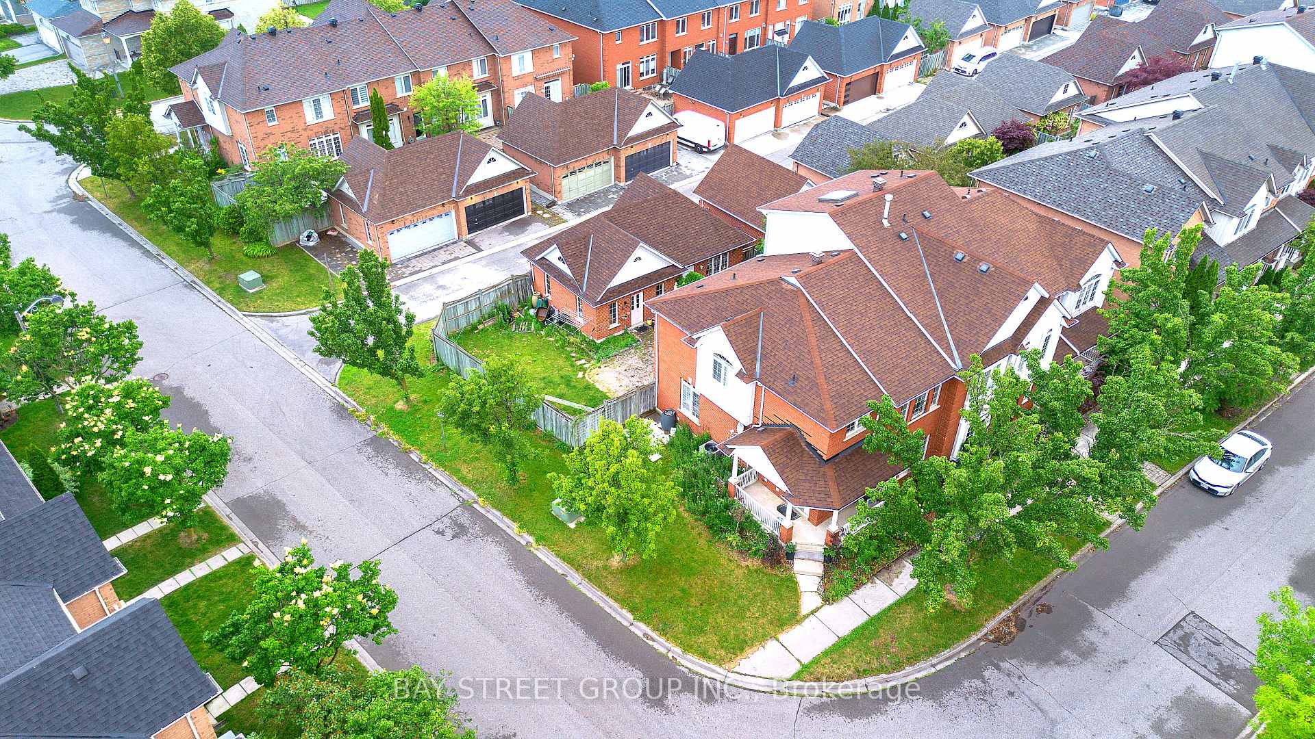 Photo 5 of 80 Irish Rose Drive, Markham, Berczy — HOMEH