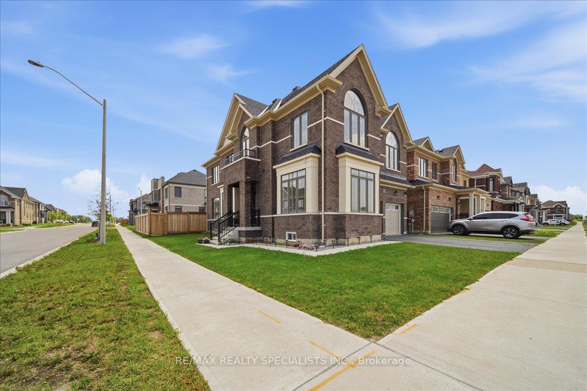 Photo 4 of 120 Durham Avenue, Barrie, Rural Barrie Southeast — HOMEH