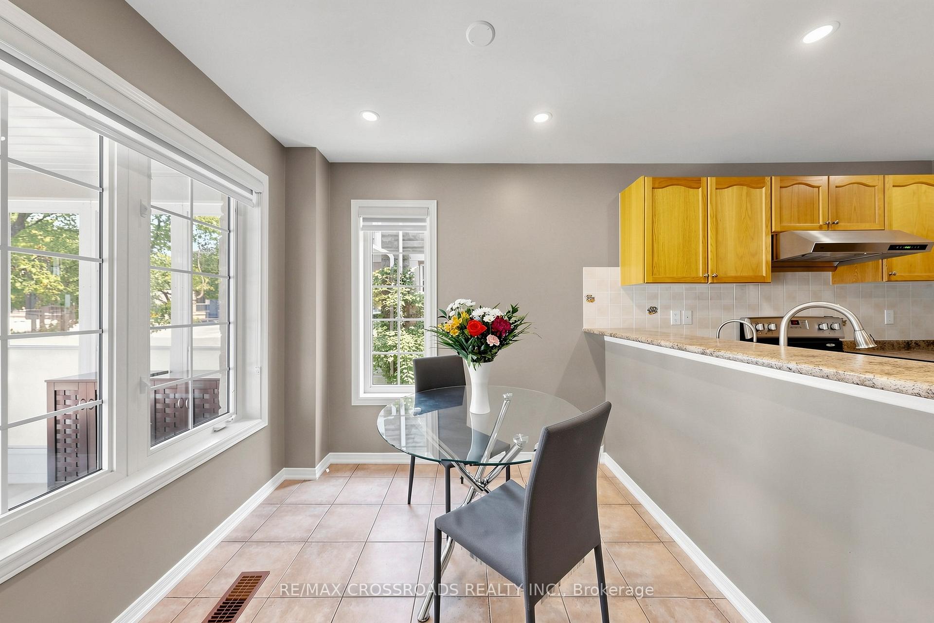 Photo 4 of 41 Prince Charles Way, Markham, Berczy — HOMEH