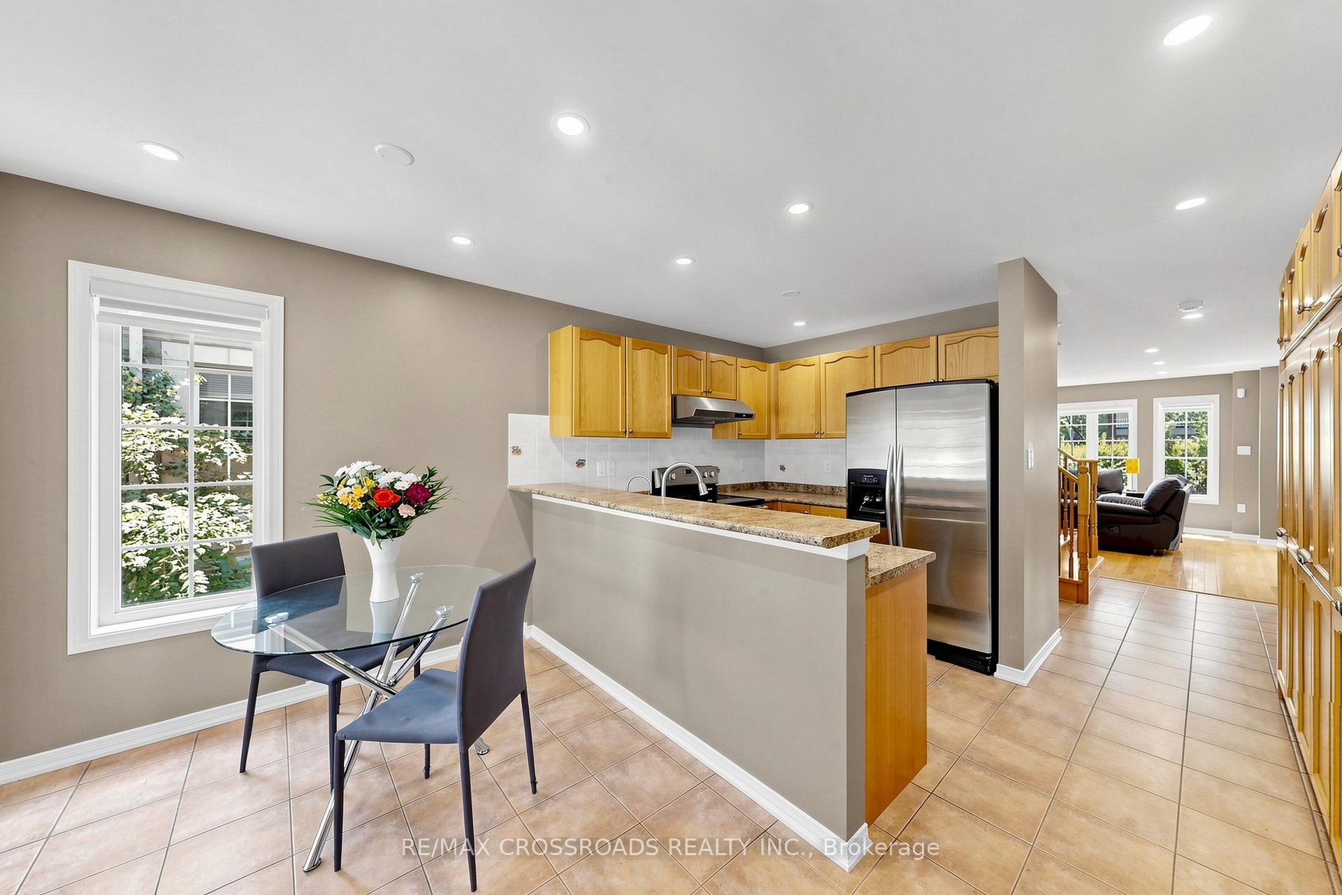 Photo 5 of 41 Prince Charles Way, Markham, Berczy — HOMEH