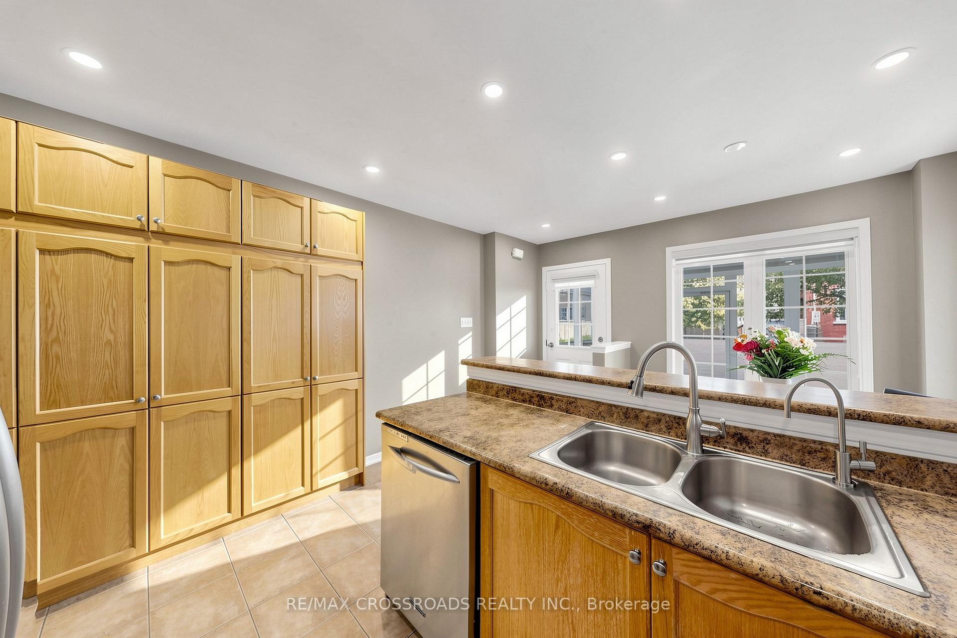 Photo 6 of 41 Prince Charles Way, Markham, Berczy — HOMEH