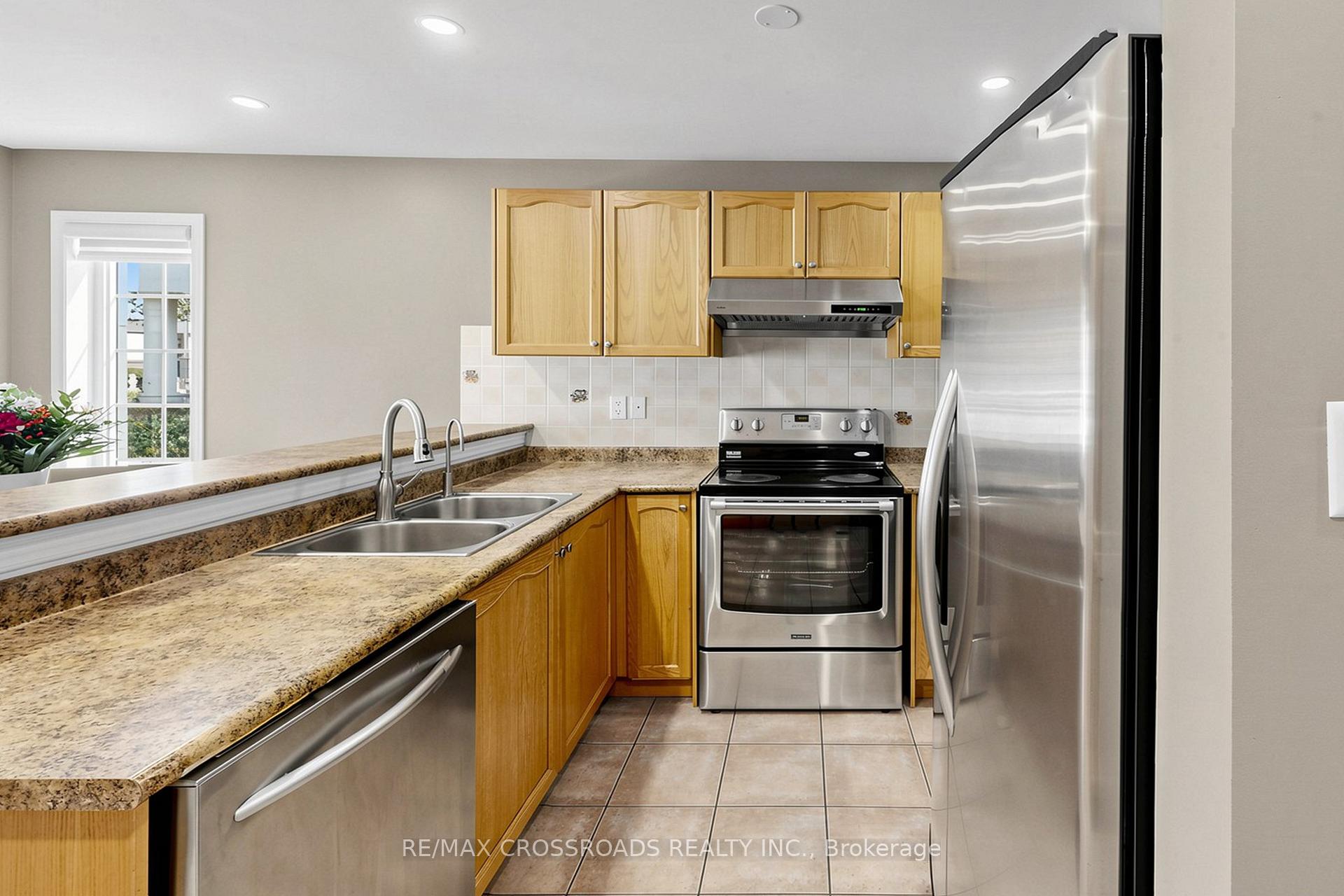 Photo 7 of 41 Prince Charles Way, Markham, Berczy — HOMEH