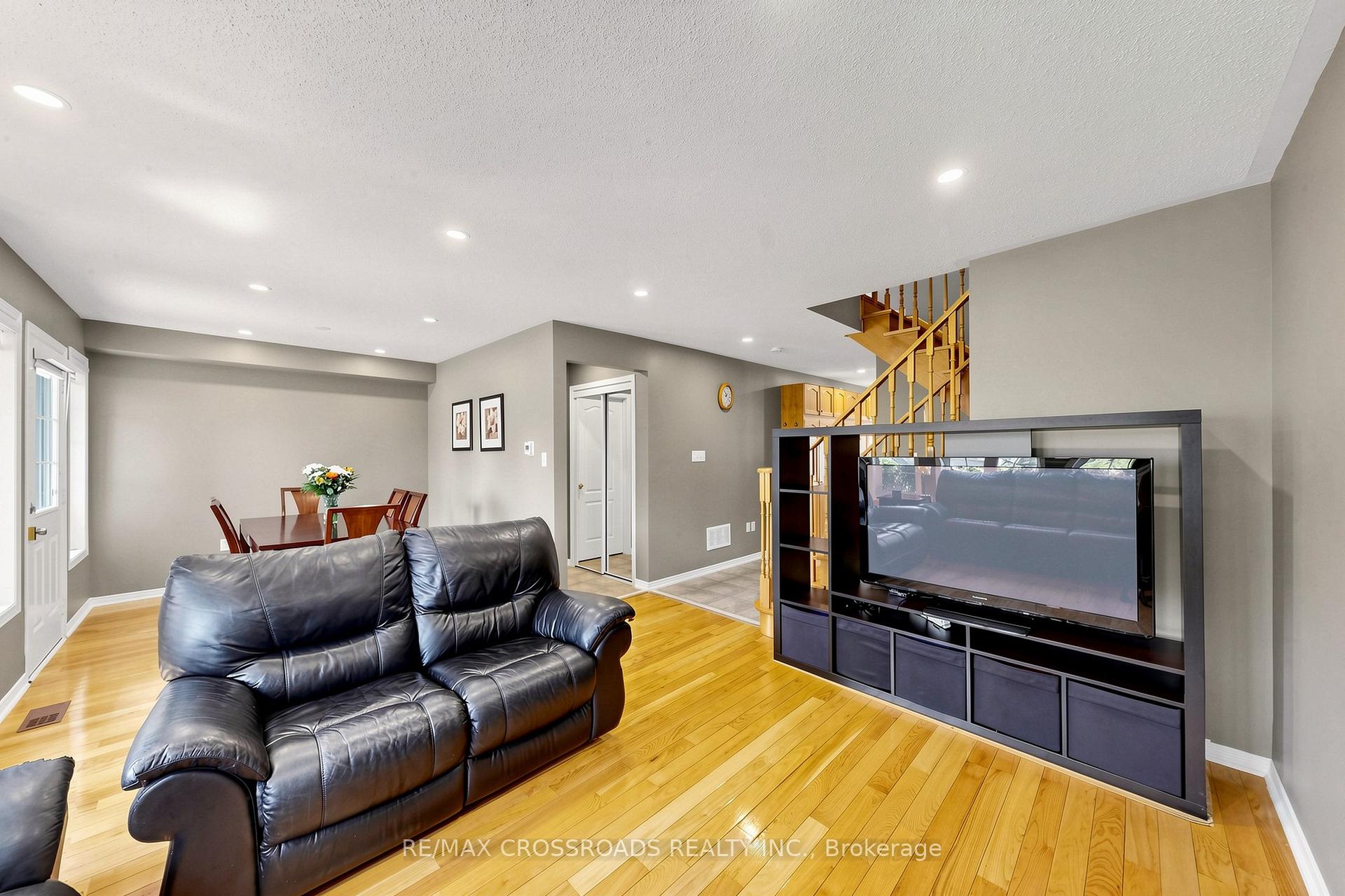 Photo 8 of 41 Prince Charles Way, Markham, Berczy — HOMEH