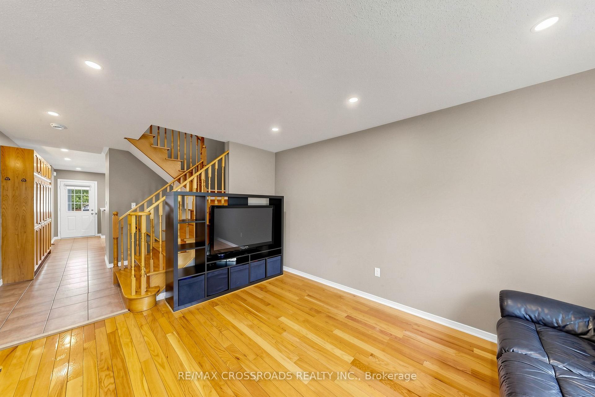 Photo 9 of 41 Prince Charles Way, Markham, Berczy — HOMEH