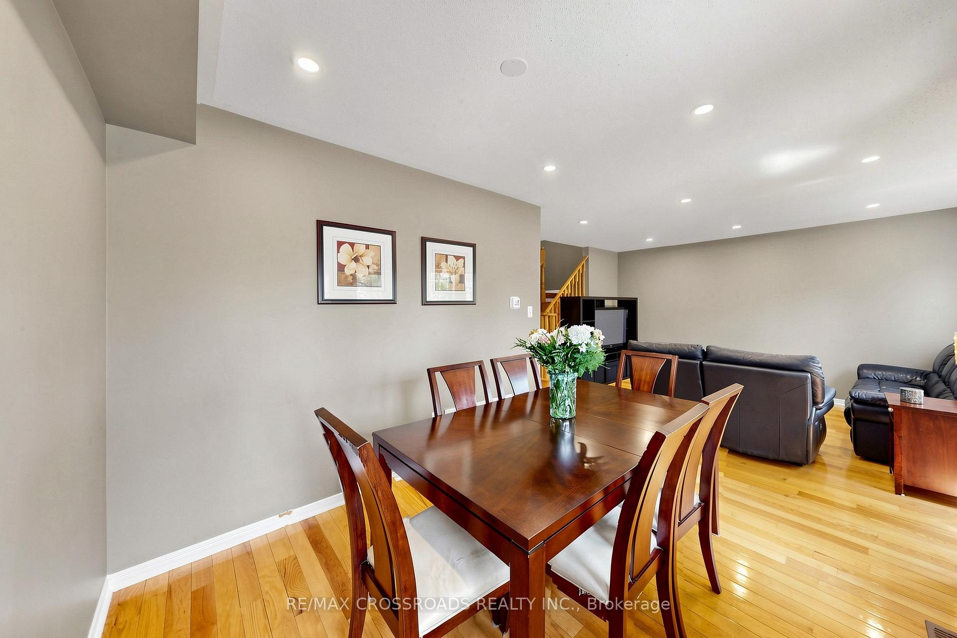 Photo 10 of 41 Prince Charles Way, Markham, Berczy — HOMEH
