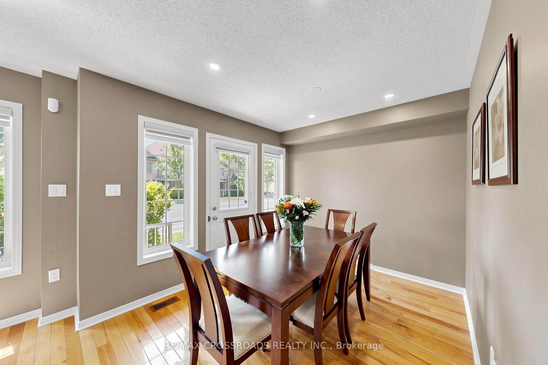 Photo 11 of 41 Prince Charles Way, Markham, Berczy — HOMEH