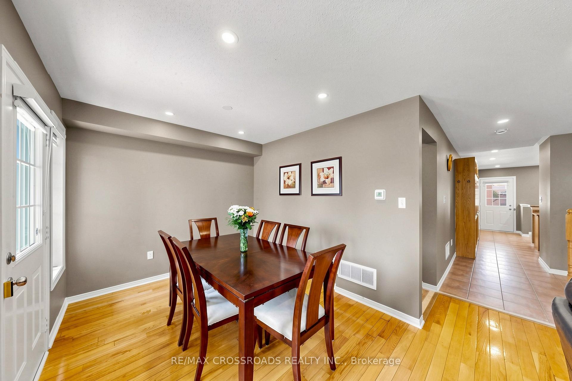 Photo 12 of 41 Prince Charles Way, Markham, Berczy — HOMEH