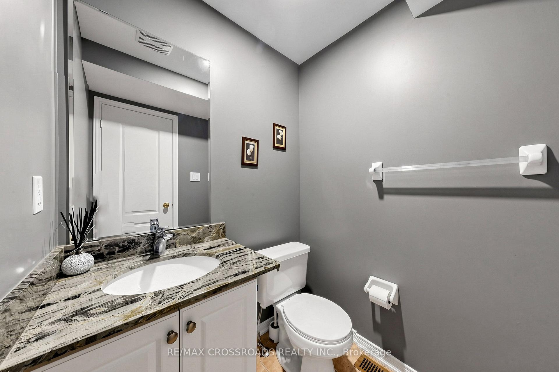 Photo 13 of 41 Prince Charles Way, Markham, Berczy — HOMEH
