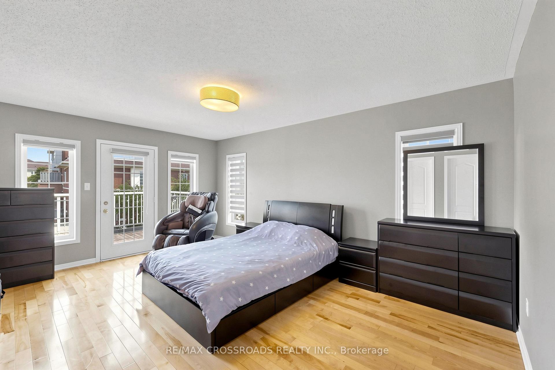 Photo 14 of 41 Prince Charles Way, Markham, Berczy — HOMEH