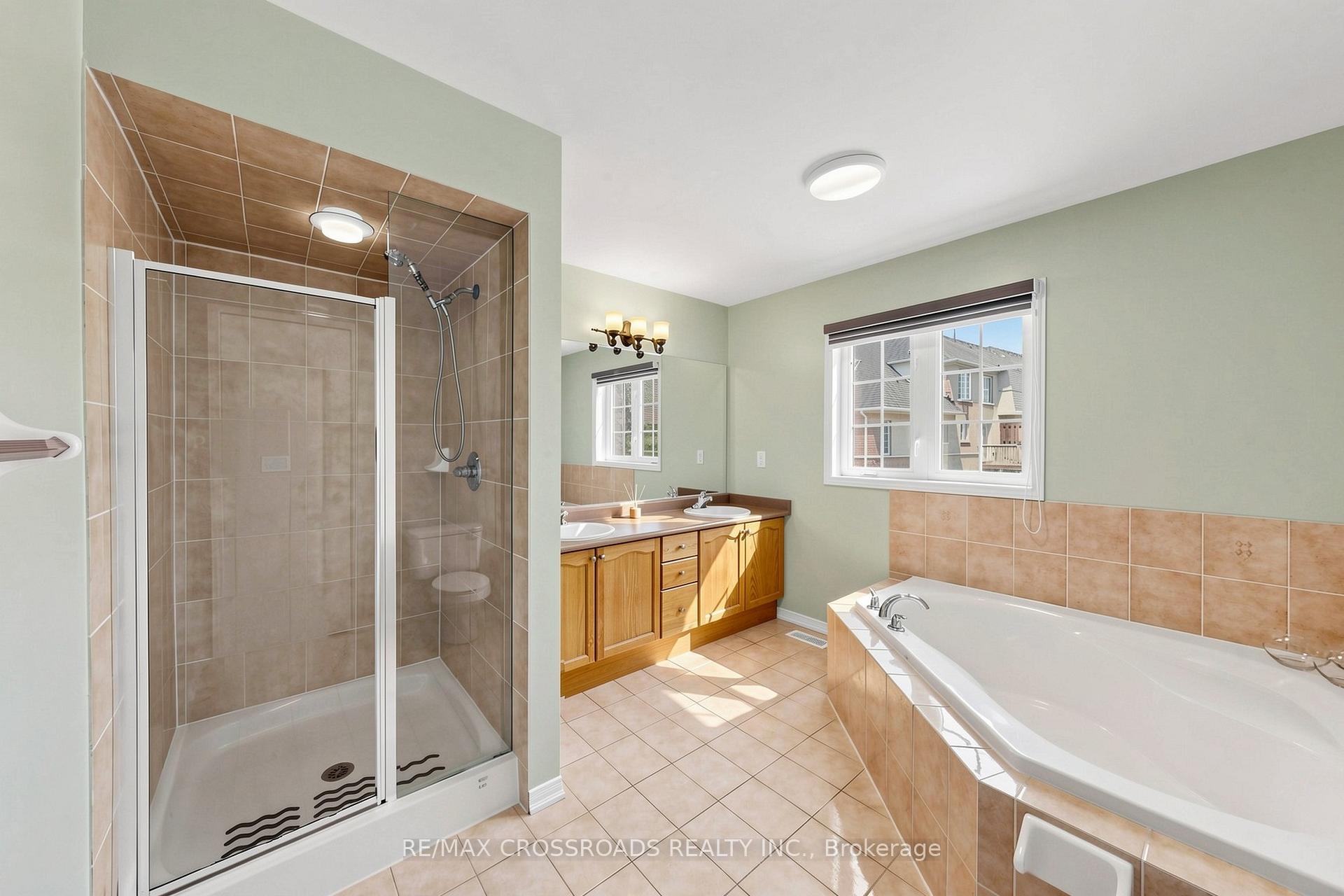 Photo 15 of 41 Prince Charles Way, Markham, Berczy — HOMEH