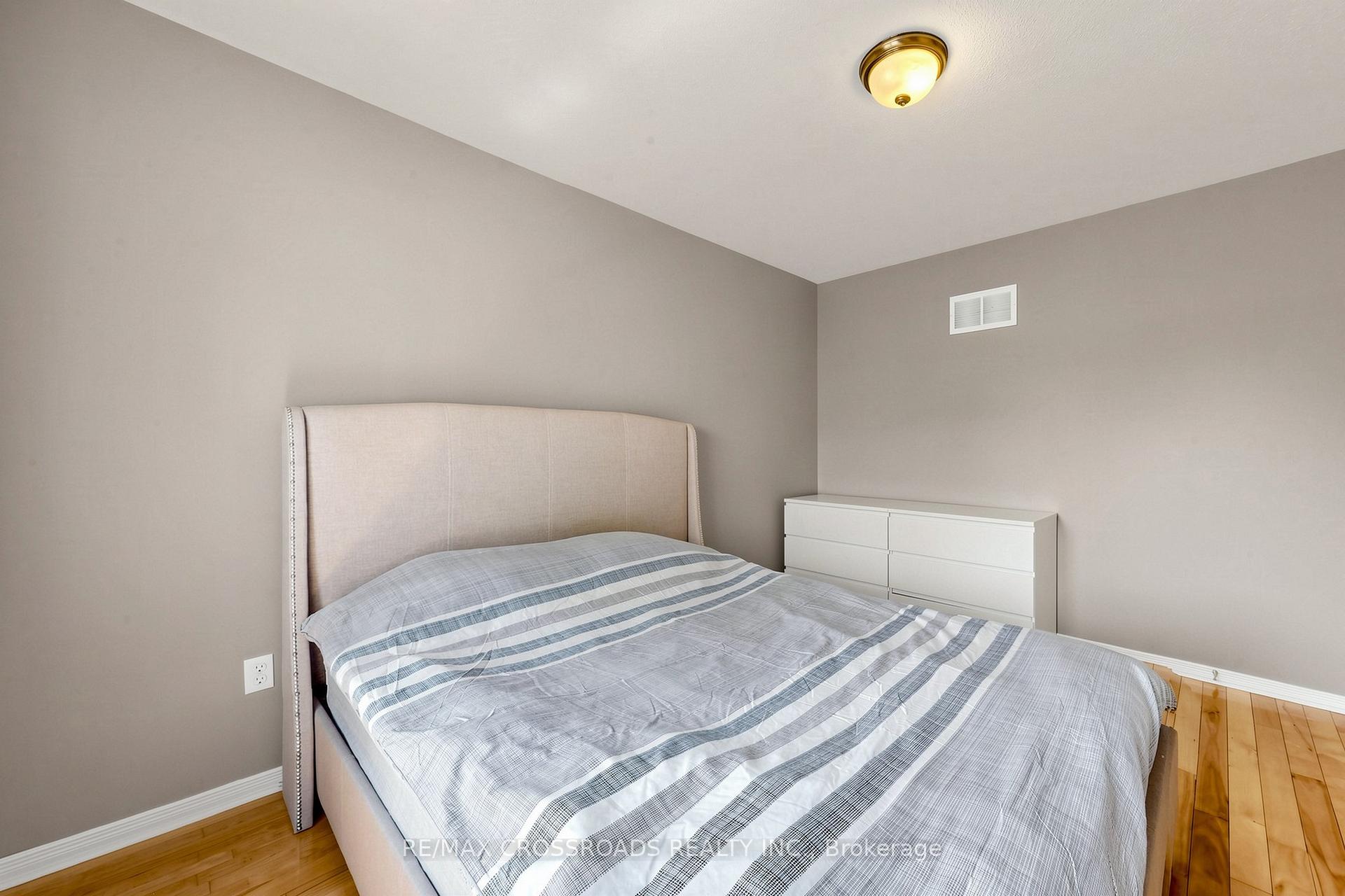 Photo 17 of 41 Prince Charles Way, Markham, Berczy — HOMEH