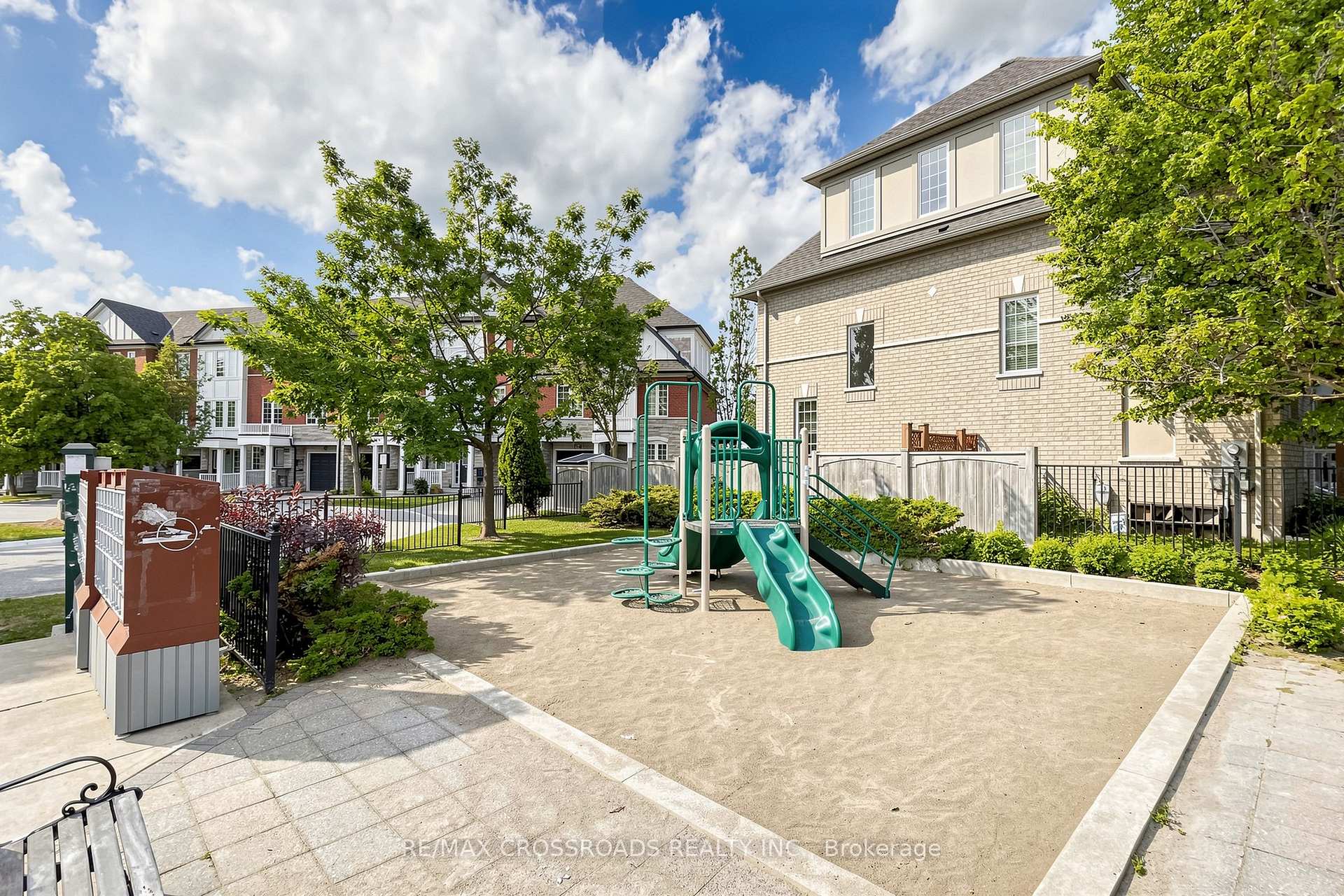 Photo 22 of 41 Prince Charles Way, Markham, Berczy — HOMEH
