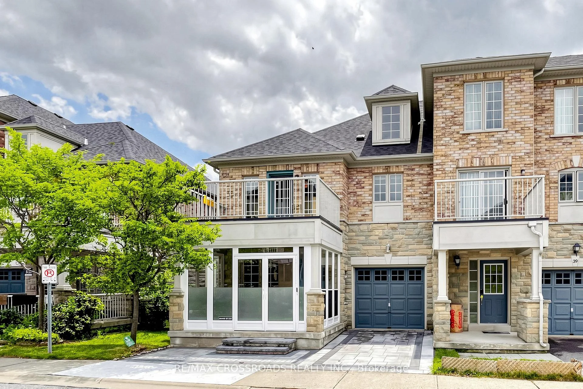 Photo 23 of 41 Prince Charles Way, Markham, Berczy — HOMEH