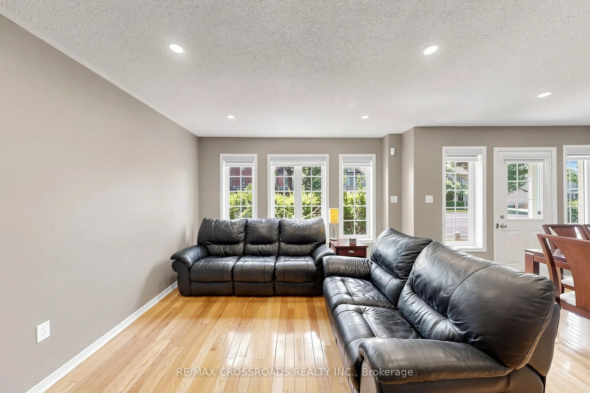 Photo 24 of 41 Prince Charles Way, Markham, Berczy — HOMEH