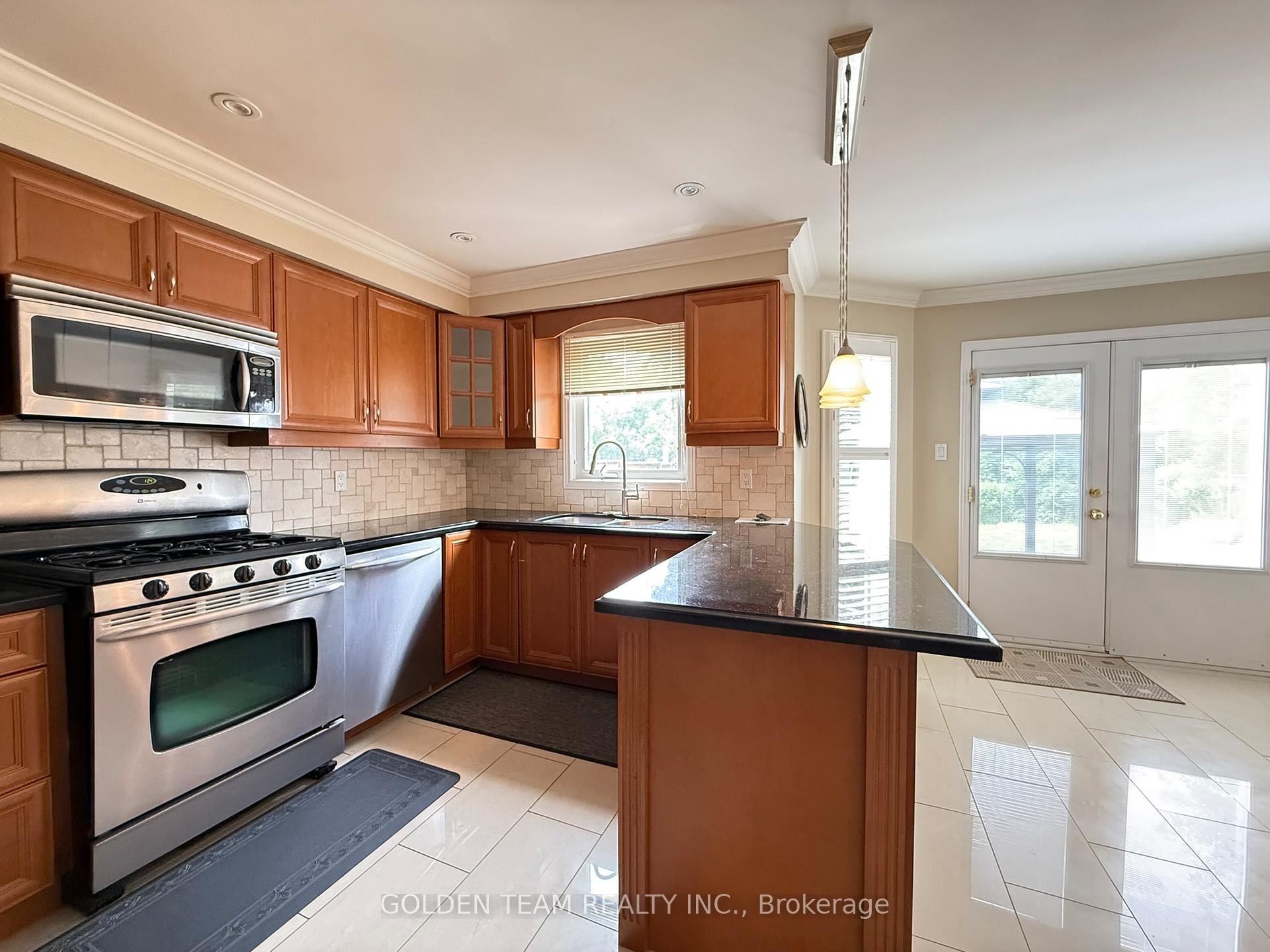 Photo 37 of 195 Waterside Crescent, Vaughan, Maple — HOMEH
