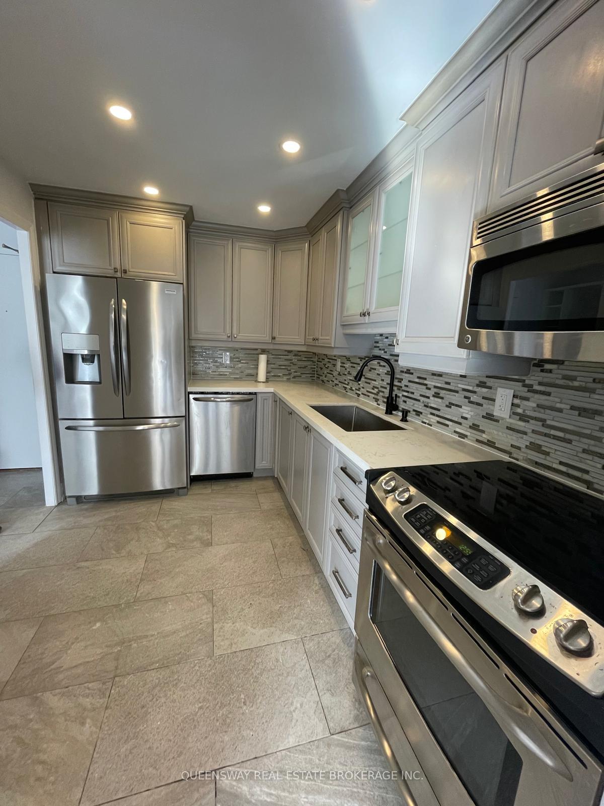 Photo 6 of Unit 504, 10 Edgecliff Golfway, Toronto, Flemingdon Park — HOMEH