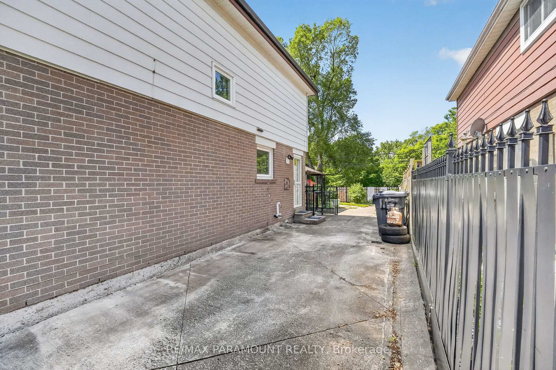 Photo 32 of 47 Cloverdale Drive, Brampton, Avondale — HOMEH