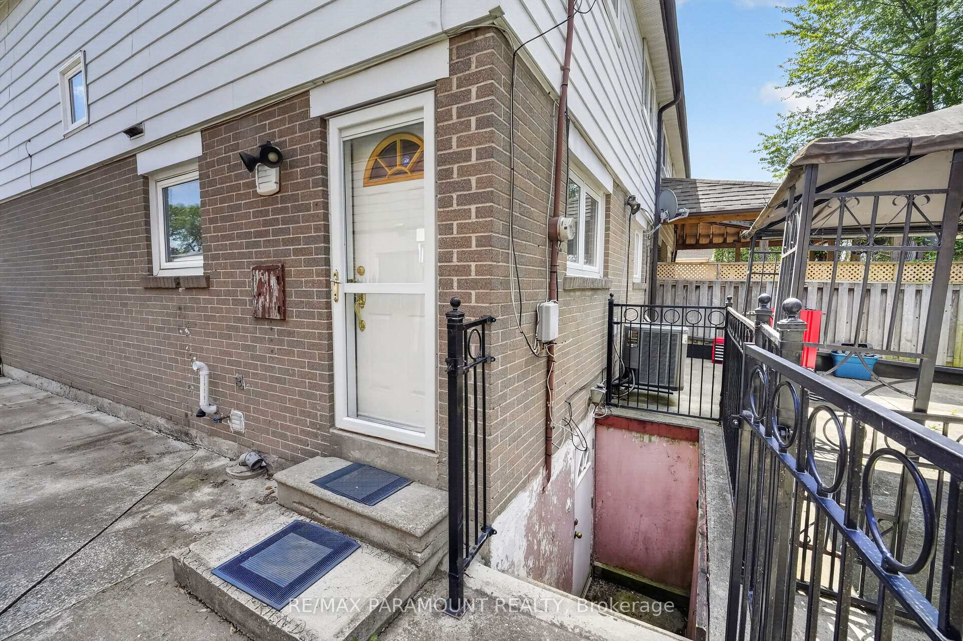 Photo 38 of 47 Cloverdale Drive, Brampton, Avondale — HOMEH
