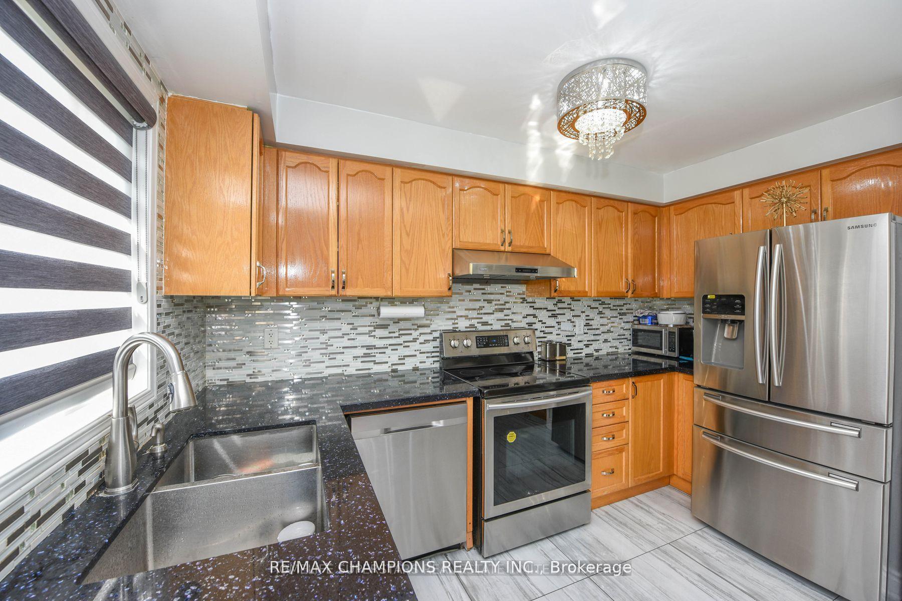 Photo 11 of 30 Feather Reed Way, Brampton, Sandringham-Wellington — HOMEH