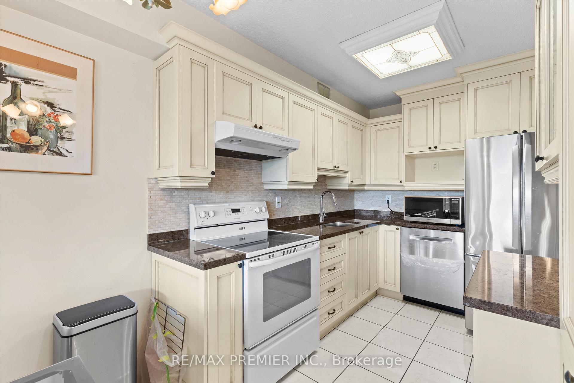 Photo 4 of Unit 711, 240 Scarlett Road, Toronto, Rockcliffe-Smythe — HOMEH