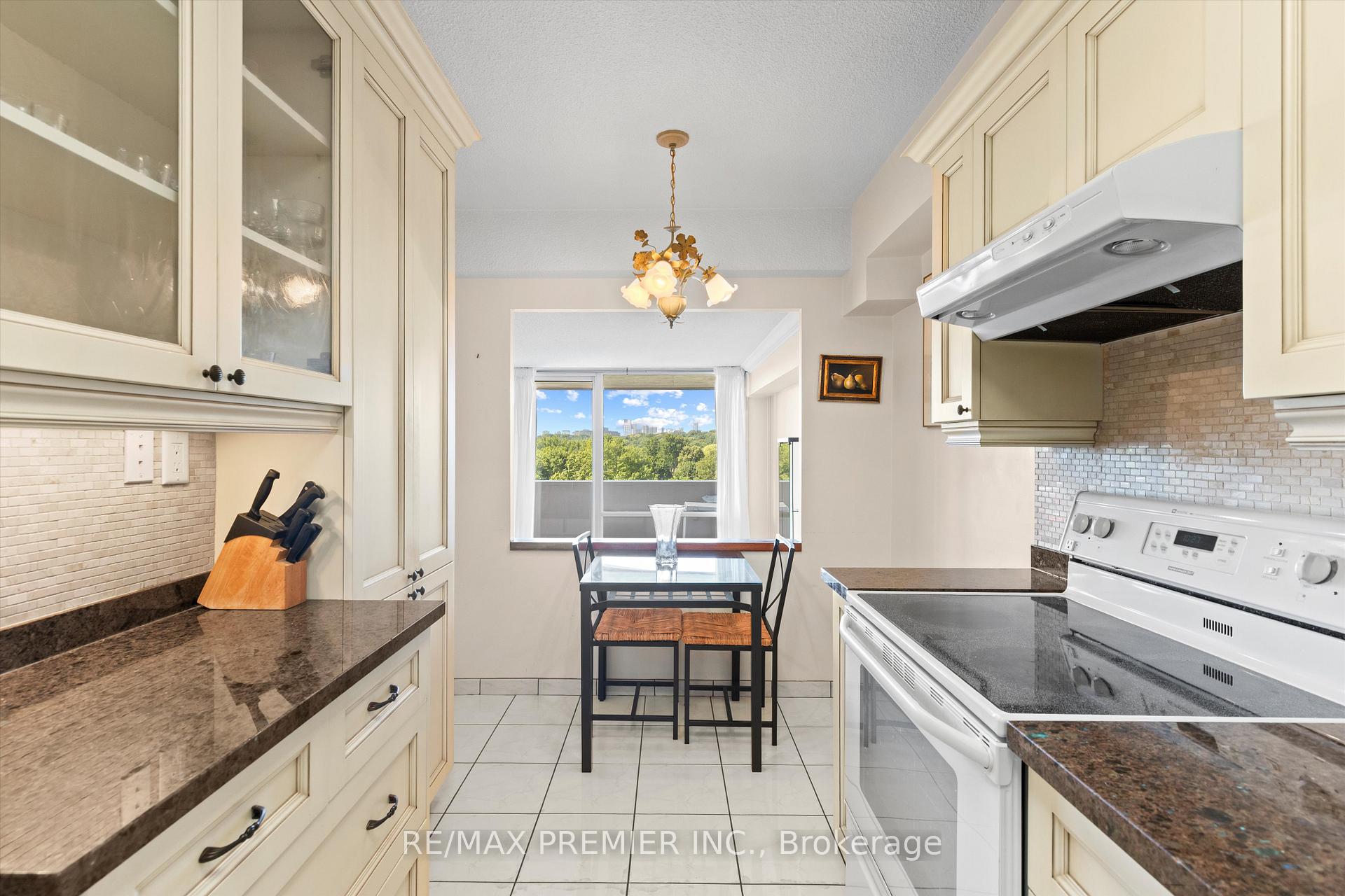 Photo 5 of Unit 711, 240 Scarlett Road, Toronto, Rockcliffe-Smythe — HOMEH